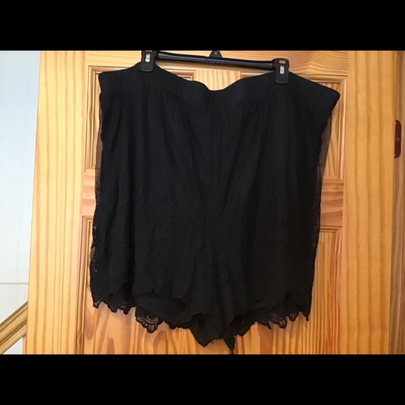 TORRID EMBROIDERED LACE SHORT MESH BLACK SZ 4 - Picture 7 of 11